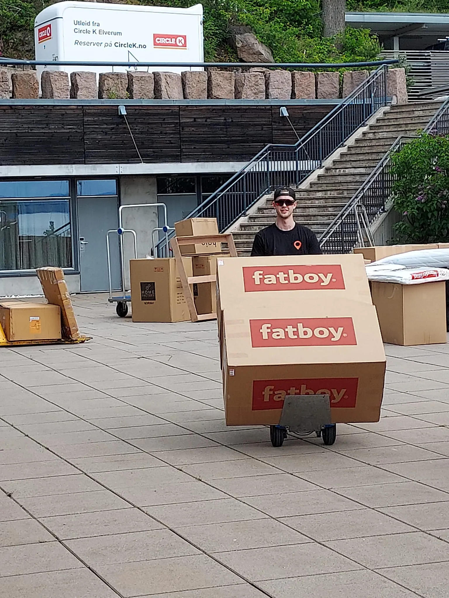 Person triller esker med "fatboy" på gårdsplass.